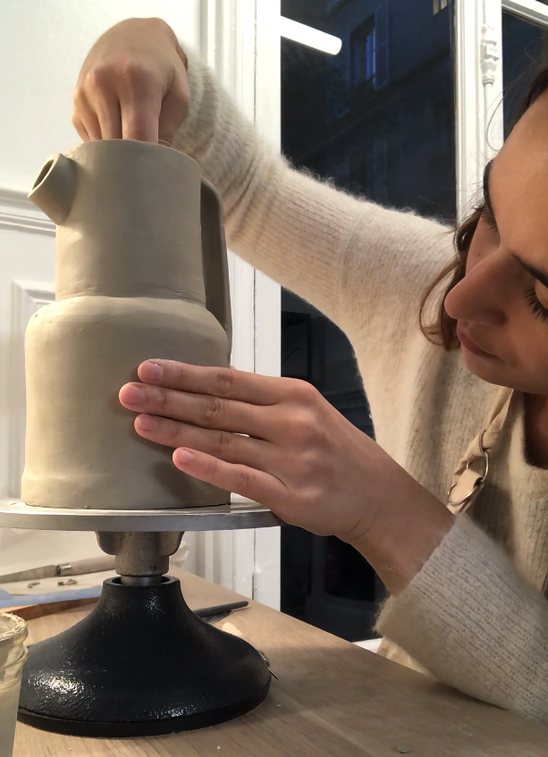 Les pièces Projet Cailloux sont fabriquées à la main, en grès, une terre haute température très résistante. Je réalise des petites séries que je mets en vente sur la boutique en ligne. Elle est mise à jour au fur et à mesure de la production.
Pour une commande personnalisée, rendez-vous dans l'onglet "contact" ou sur Instagram : @projet.cailloux.