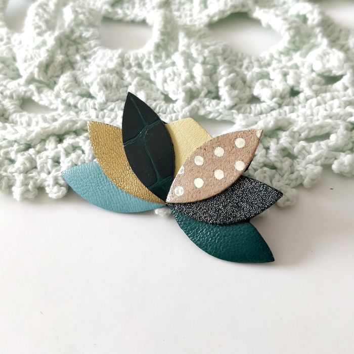 Broche fleur de lotus par La Brunette