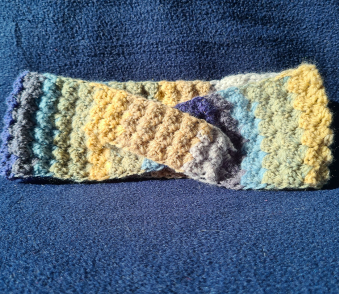Bandeau croisé, multicolore par Le crochet d'Isa