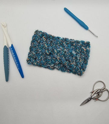Bandeau croisé, Bleu multicolore par Le crochet d'Isa
