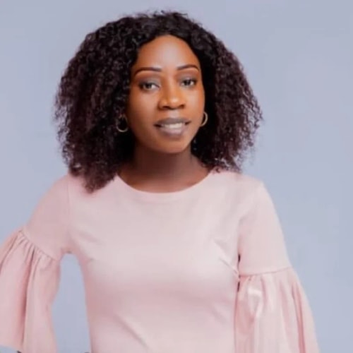 Chéryl Bérénice Bomema, fondatrice de OMikate, marque de beignets africains au goût authentique, alliant tradition, qualité et modernité, incubée à la Why Not Factory, incubateur du Groupe IGENSIA Education