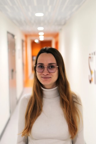 Auxanne Riegert, développe un jeu de carte inclusif, non genré et fun pour adultes pour apprendre à mieux se connaître, à parler de choses intimes, en passant par l'incubation à la Why Not Factory.