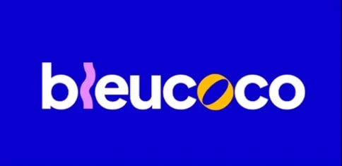 Logo avec le mot 'bleucoco' sur fond bleu, la lettre 'l' est stylisée en rose et ressemble à une silhouette, tandis que le 'o' du mot 'coco' est jaune avec une courbe bleue au centre.