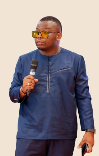 Martin Rochard, fondateur de APPARTEMENT ROCHARD, une marque de prêt à porter offrant des créations intemporelles confectionnées localement avec une approche éthique et responsable