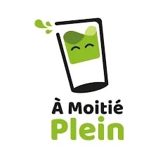 Illustration d'un verre à moitié plein avec un visage souriant, accompagné du texte "À Moitié Plein" en dessous.