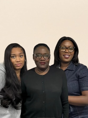 Leila, Kelly & Natacha LINGOUPOU, fondatrices de CAVIAR DE PIMENT : des pots de produits cuisinés, à base de piment, prêts à l’emploi, fait maison fabriqués avec des produits de qualité et adaptés à différentes utilisations.