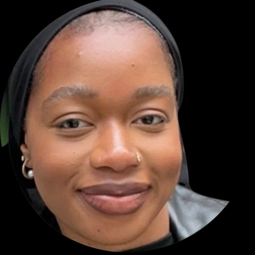 Maryam Diaby, fondatrice de Nej'Ma, une marque spécialisée dans la création et la confection de Qamis modernes et élégants, alliant tradition et raffinement., incubée à la Why Not Factory, incubateur du Groupe IGENSIA Education