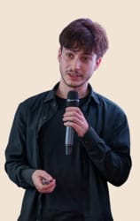 Tanguy RICHON, fondateur de OKOBOOTH, un service de location de photobooths éco-responsables pour des mariages, soirées et toute sorte d'événements.