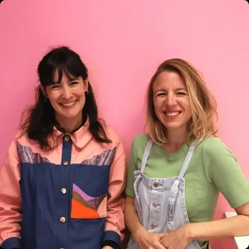 Astrid FAURE et Margaux BRUINEAUD, fondatrices de "EN CAVALE", une maison d'édition de jeux pour enfants, qui a pour mission de libérer l'imagination et la créativité des enfants de 7 à 11 ans.