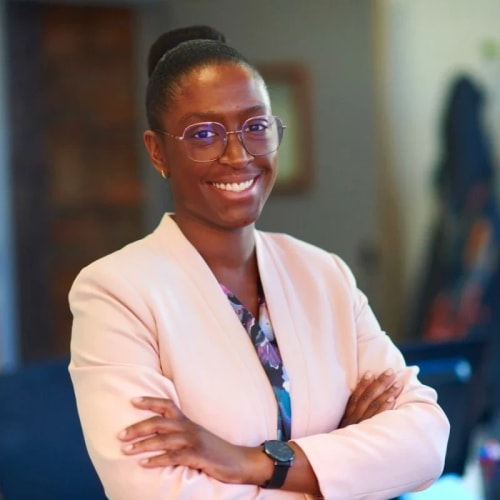 Julie LEONARD, fondatrice d'HIBISCUS, une marque de maillots de bain qui célèbre et sublime les courbes, pour que chaque femme se sente belle et confiante sur la plage.
