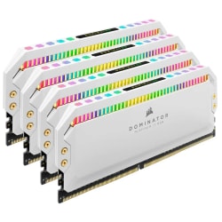 Quatre barrettes de mémoire RAM blanches Dominator, avec éclairage RGB multicolore sur le dessus et connecteurs dorés.