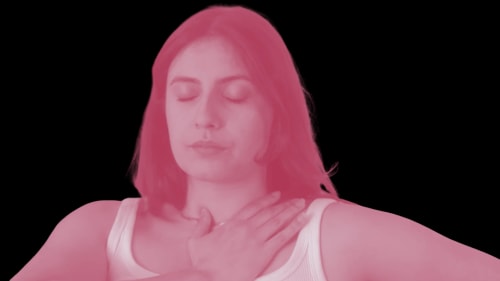 Portrait d'une femme aux cheveux longs et bouclés, au regard sérieux, teintée d'une nuance rosée, avec un fond transparent.