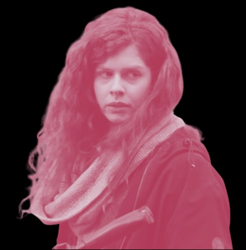 Portrait d'une femme aux cheveux longs et bouclés, au regard sérieux, teintée d'une nuance rosée, avec un fond transparent.