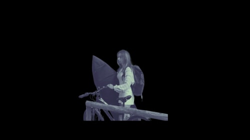 Une femme souriante poussant une poussette sur un sentier, avec un sac à dos sur le dos.