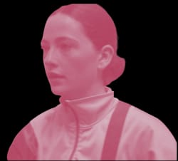 Portrait d'une femme aux cheveux longs et bouclés, au regard sérieux, teintée d'une nuance rosée, avec un fond transparent.