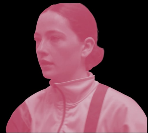 Portrait d'une femme aux cheveux longs et bouclés, au regard sérieux, teintée d'une nuance rosée, avec un fond transparent.