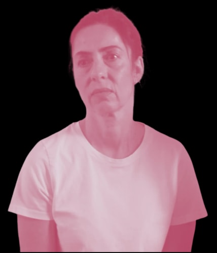 Portrait d'une femme aux cheveux longs et bouclés, au regard sérieux, teintée d'une nuance rosée, avec un fond transparent.