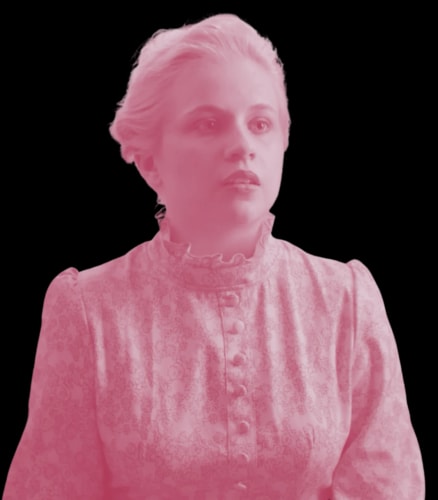 Portrait d'une femme aux cheveux longs et bouclés, au regard sérieux, teintée d'une nuance rosée, avec un fond transparent.