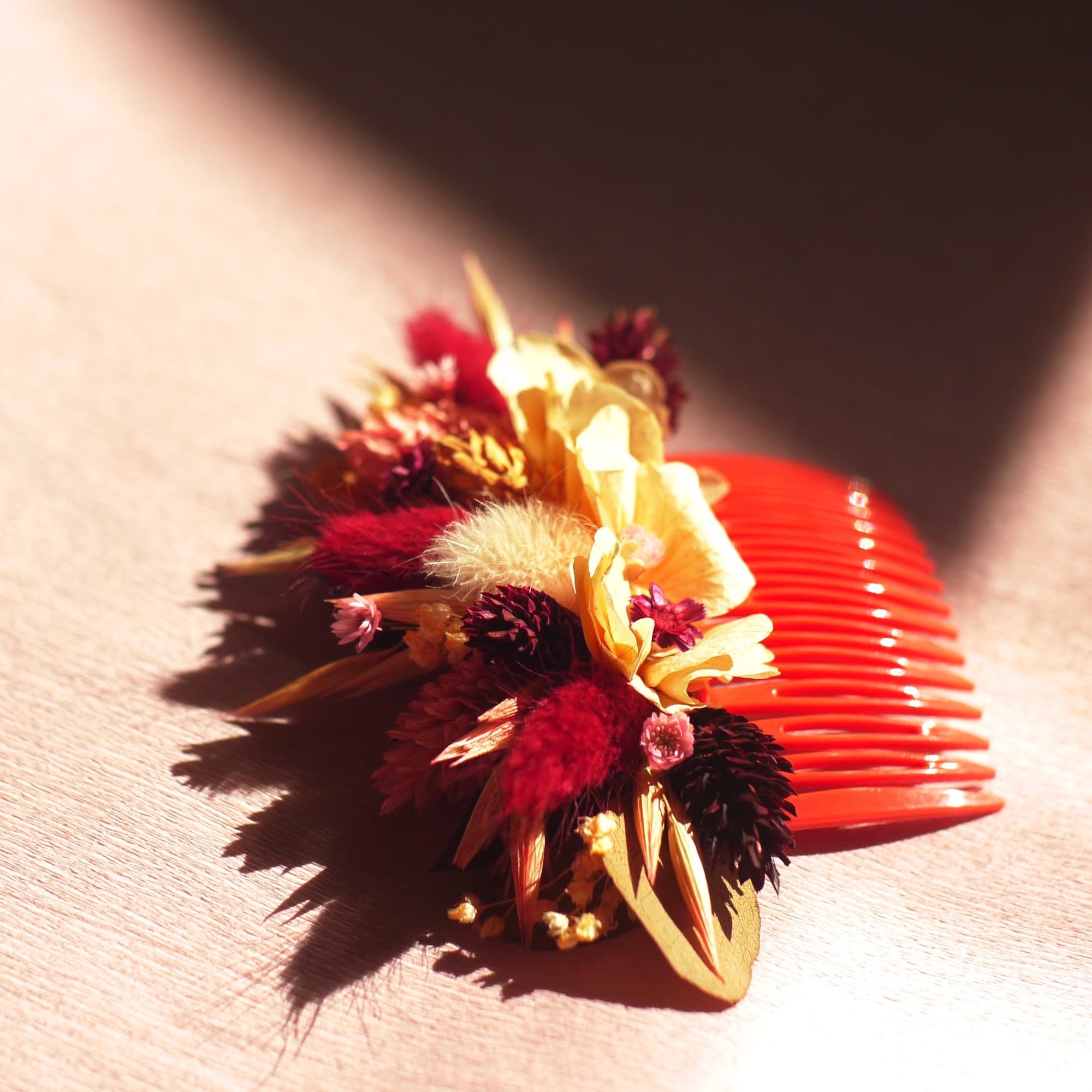 Peigne vintage rouge en fleurs séchées
