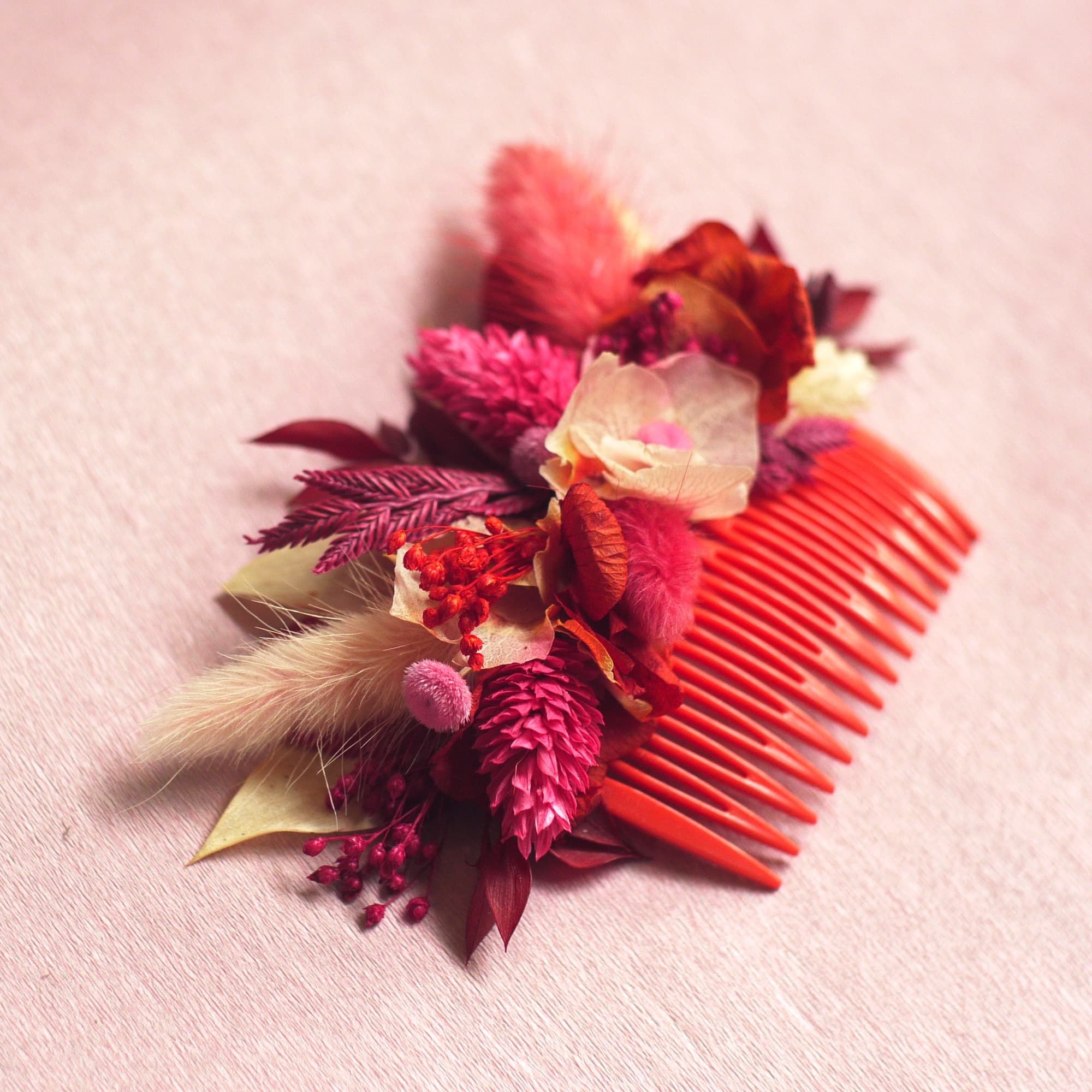 Peigne vintage rouge en fleurs séchées