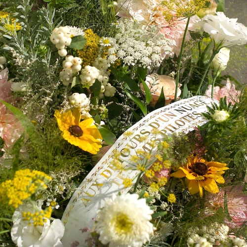 Fleurs fraîches deuil panier prairie