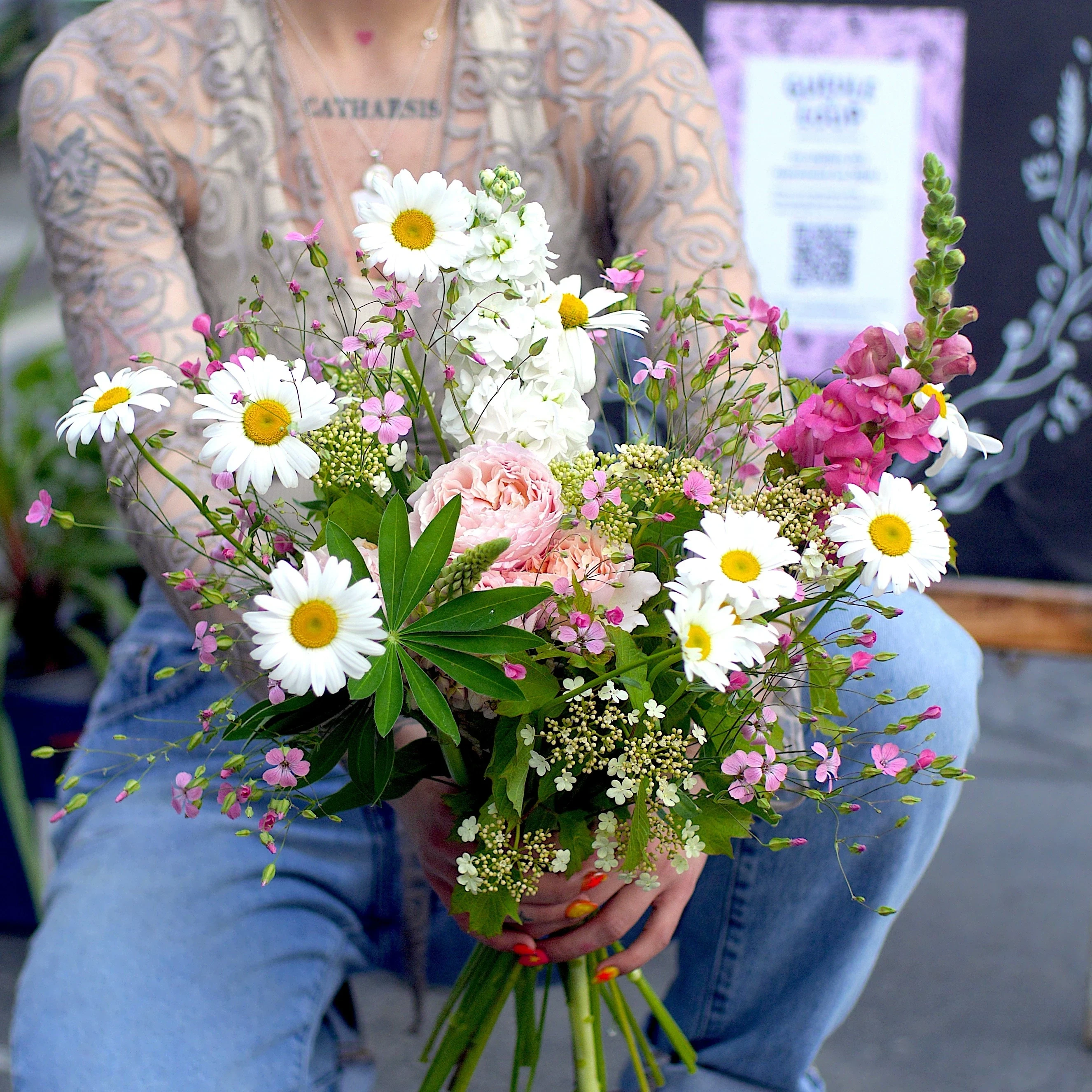 Fleurs fraîches marguerite roses bouquet sauvage champetre
