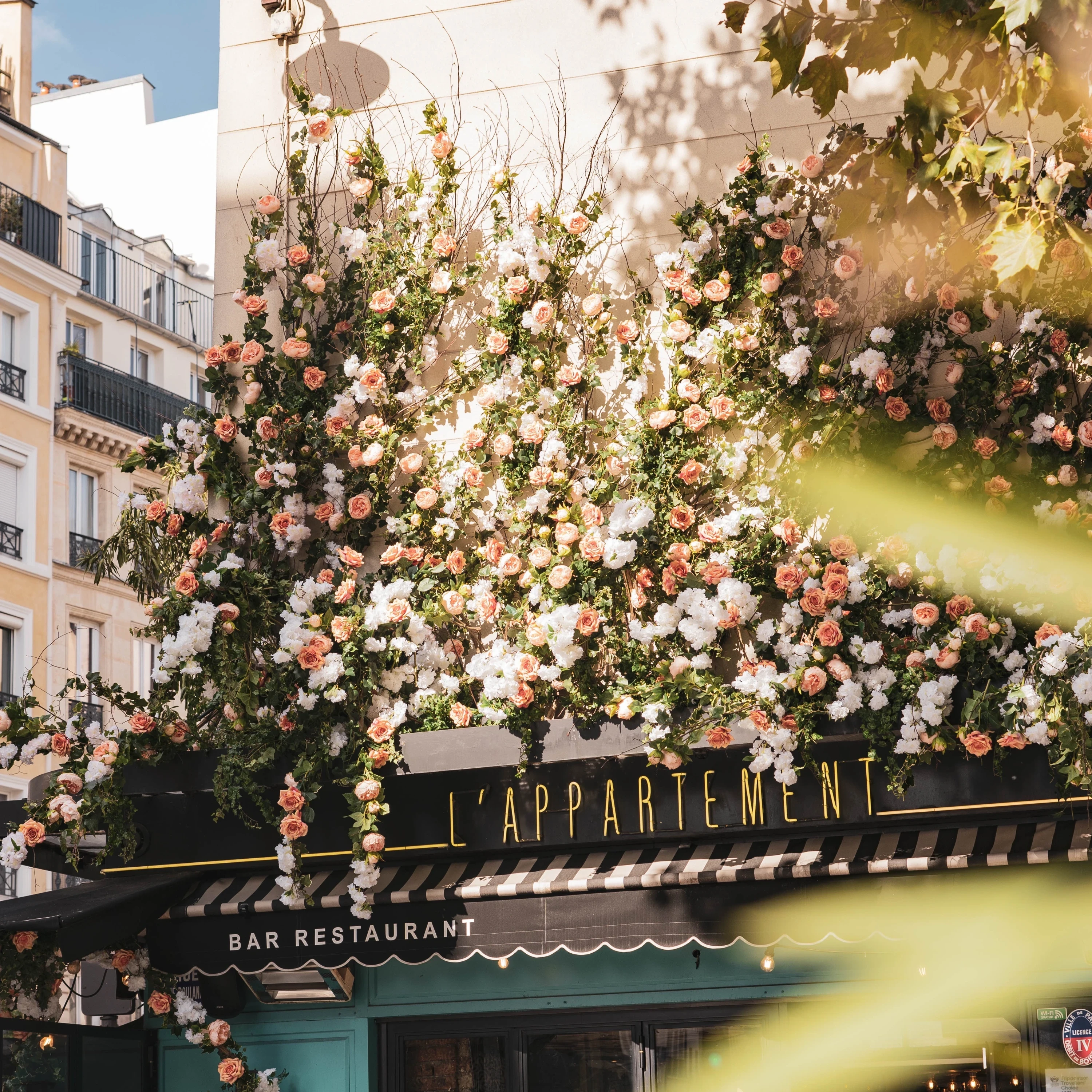 Création de décors fleurs artificielles façade fleurie restaurant