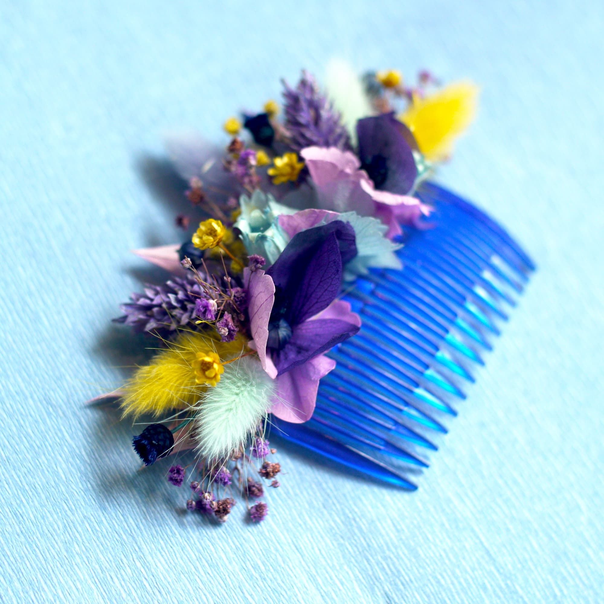 Peigne vintage bleu en fleurs séchées