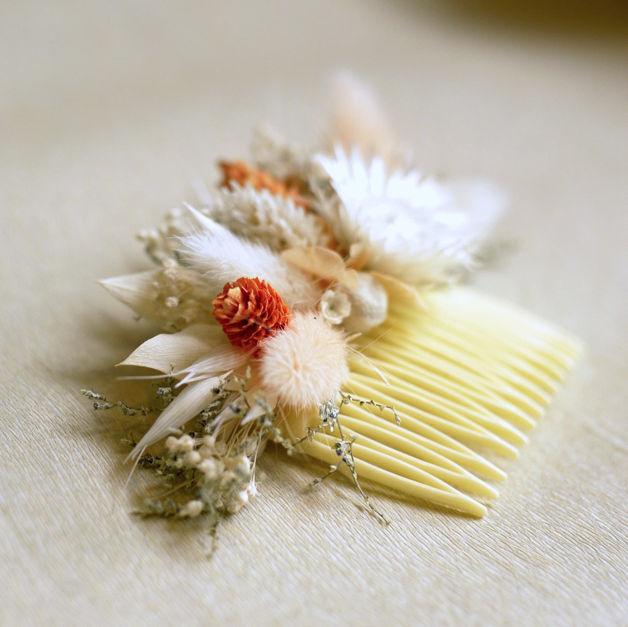Peigne vintage blanc en fleurs séchées