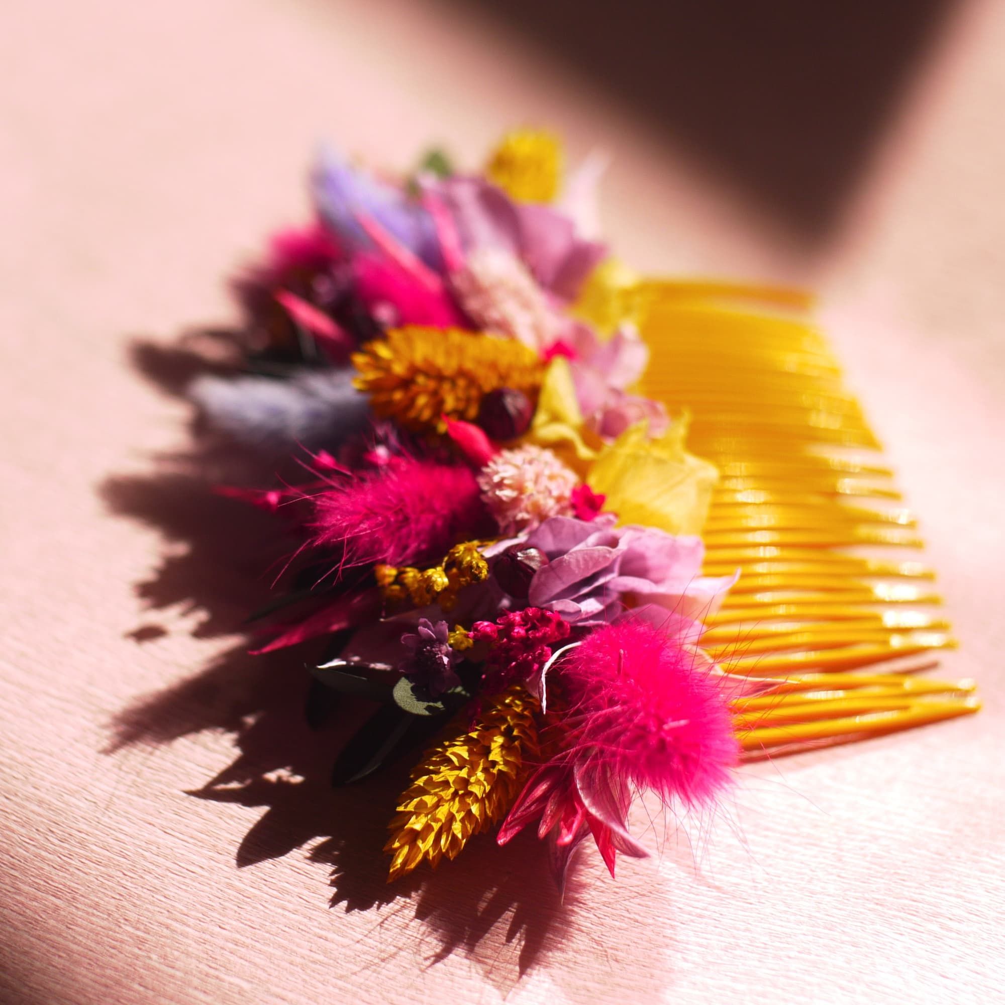 Peigne vintage beige en fleurs séchées