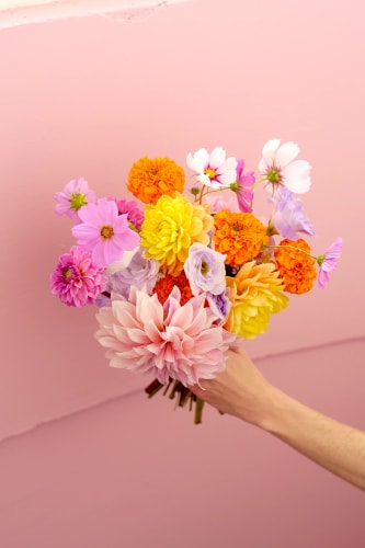 bouquet de mariée fleurs fraîches coloré zinnia dahlia