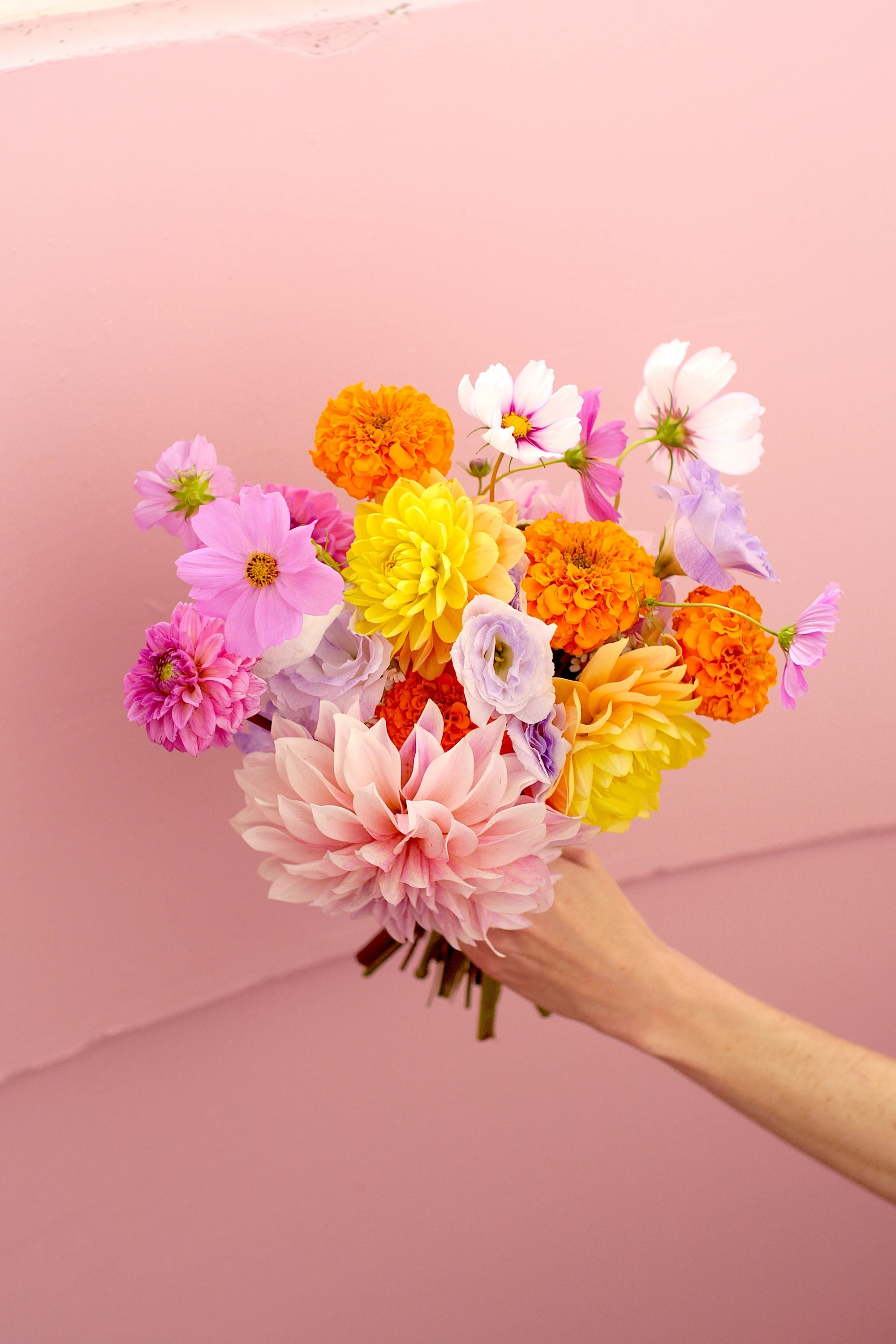 bouquet de mariée fleurs fraîches coloré zinnia dahlia