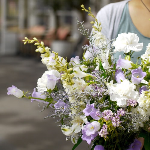 Fleurs fraîches deuil mauve blanc