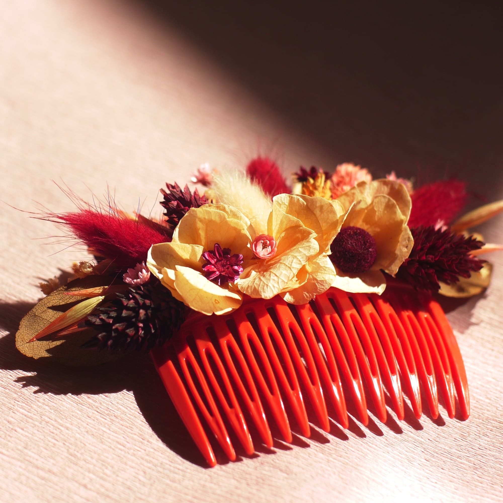 Peigne vintage rouge en fleurs séchées