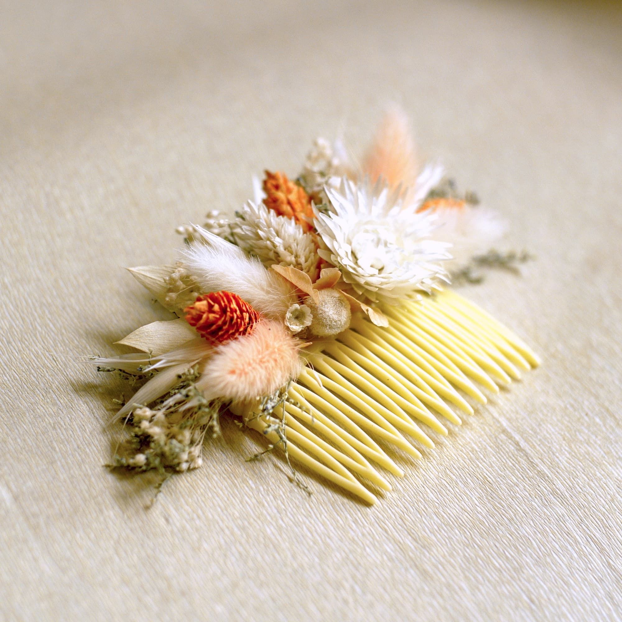 Peigne vintage blanc en fleurs séchées