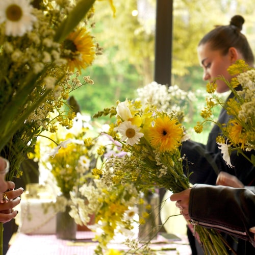 Atelier DIY bouquet de fleurs fraiches jaune monochrome