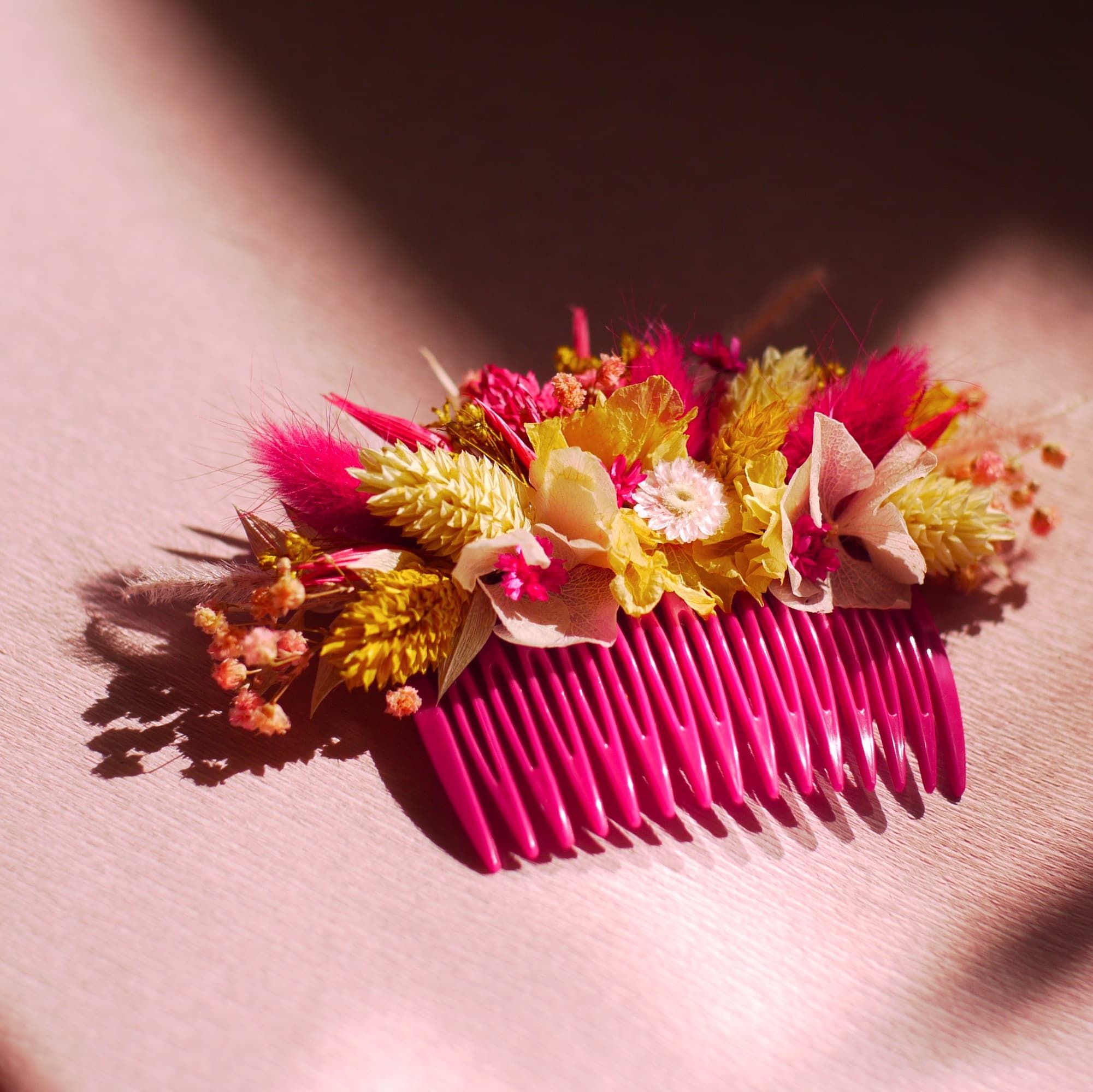 Peigne vintage rose en fleurs séchées