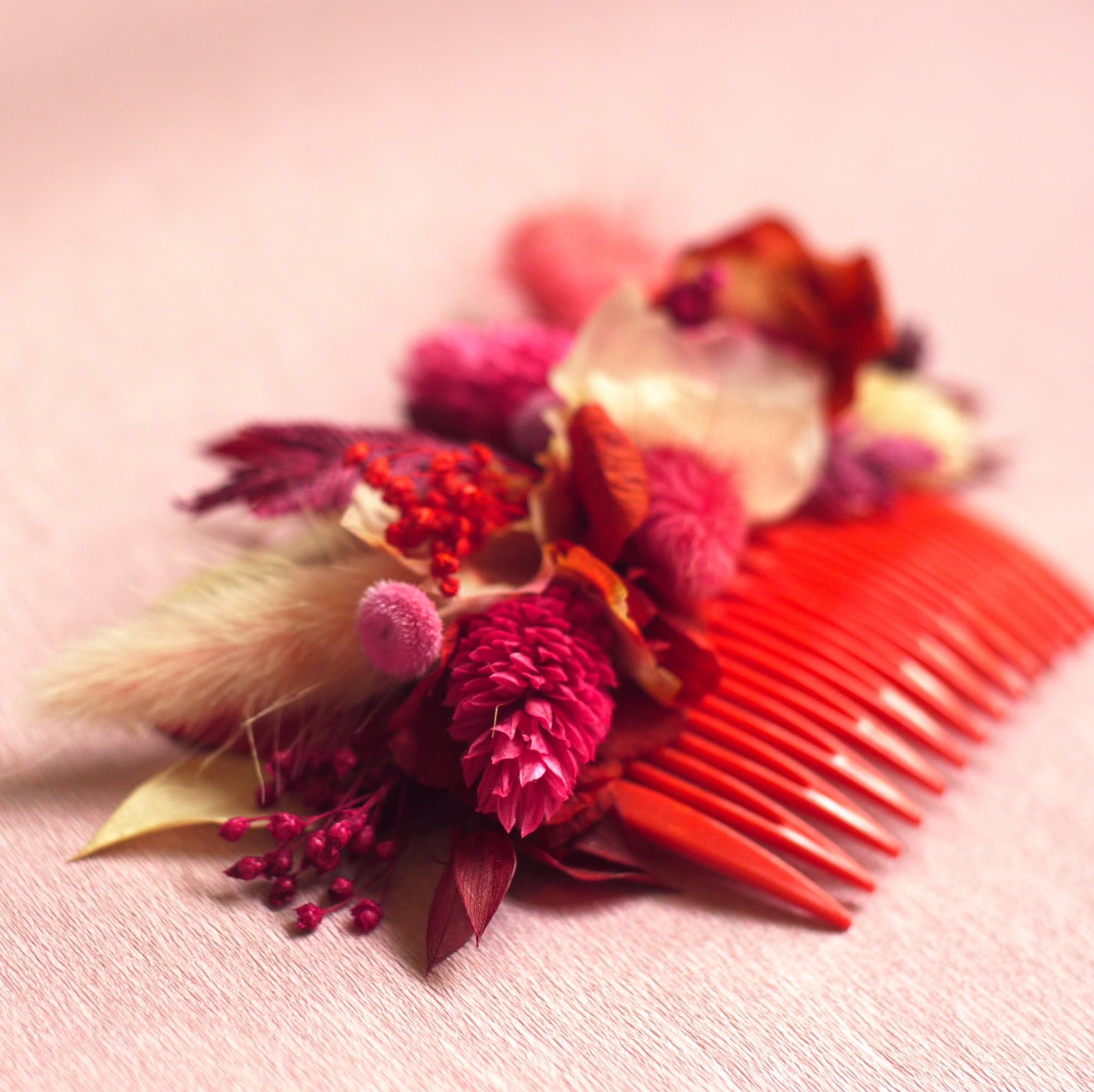 Peigne vintage rouge en fleurs séchées