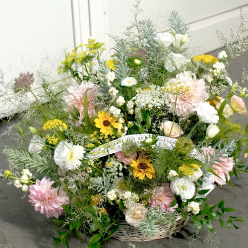 Fleurs fraîches deuil panier prairie