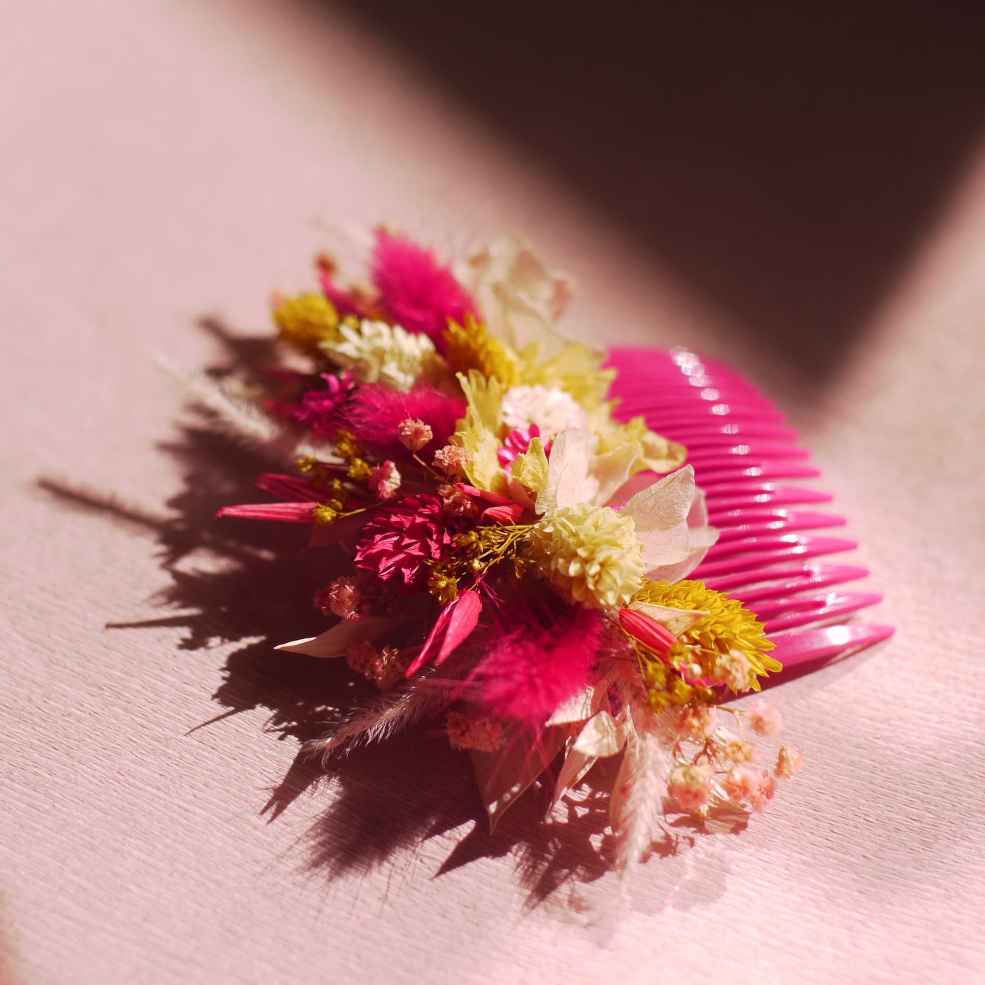 Peigne vintage rose en fleurs séchées