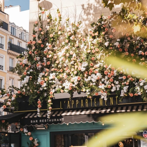 Création de décors fleurs artificielles façade fleurie restaurant