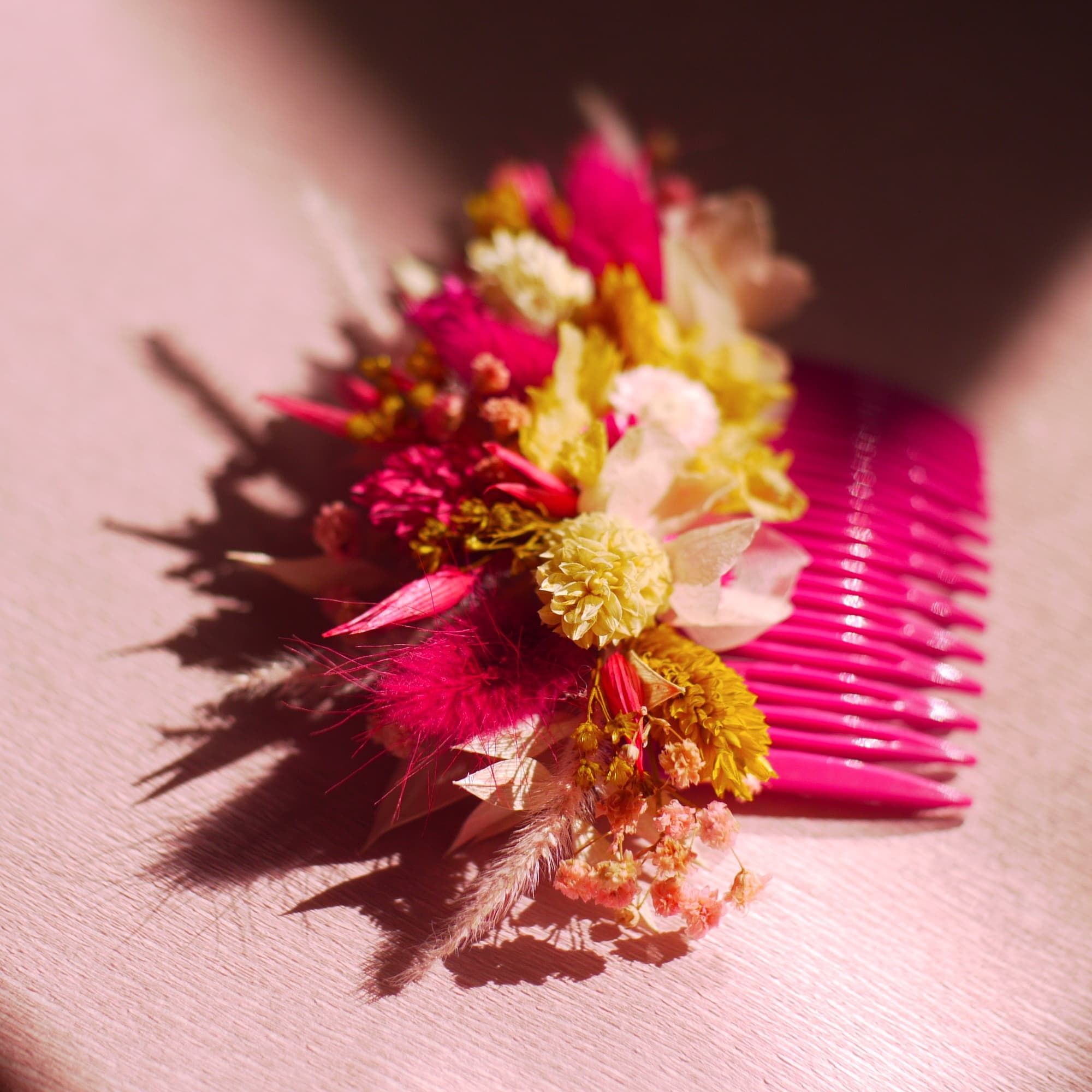 Peigne vintage rose en fleurs séchées