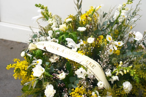 Fleurs pour le deuil panier prairie ruban de deuil mimosa