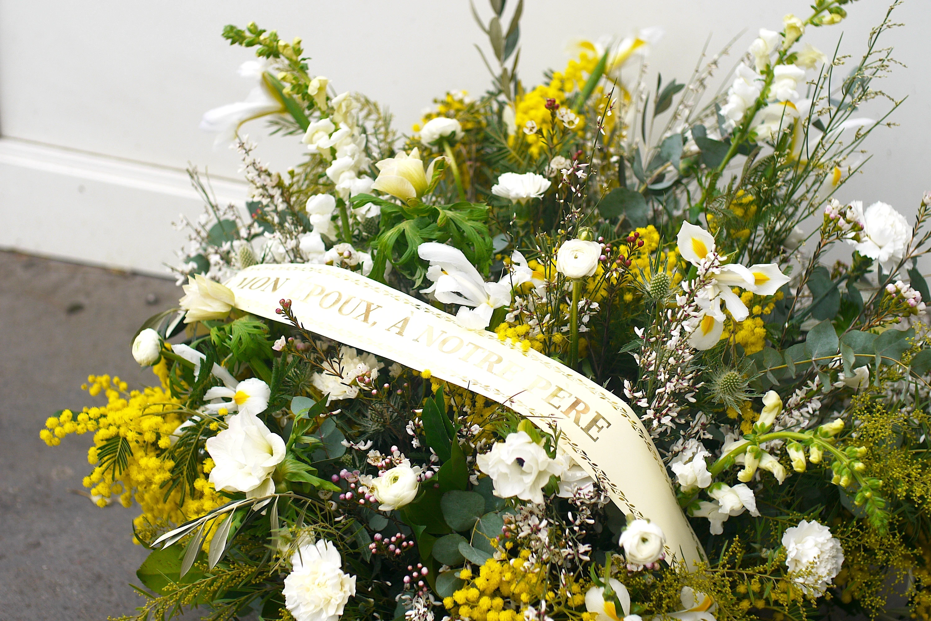 Fleurs pour le deuil panier prairie ruban de deuil mimosa