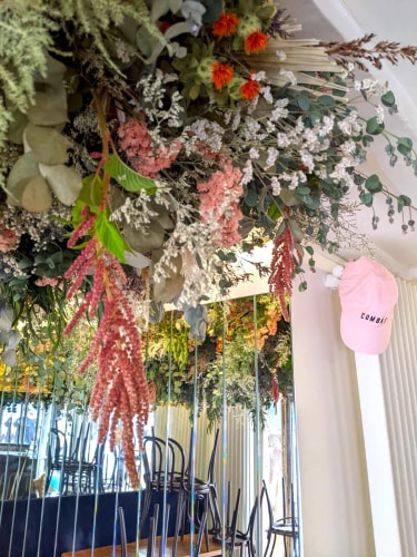 Plafond végétal fleurs séchées combat Belleville
