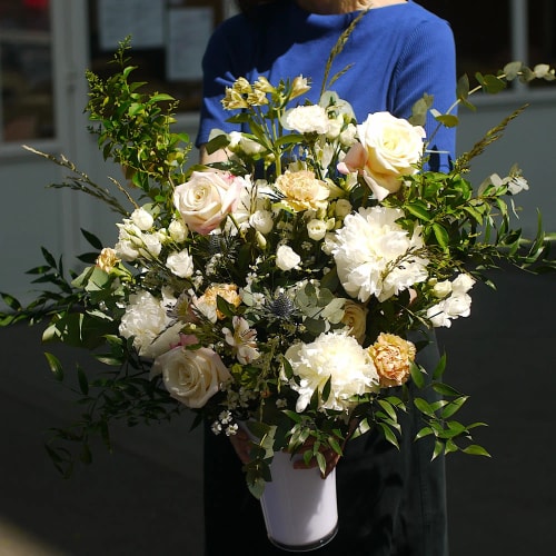 Fleurs fraîches deuil blanc contenant réutilisable