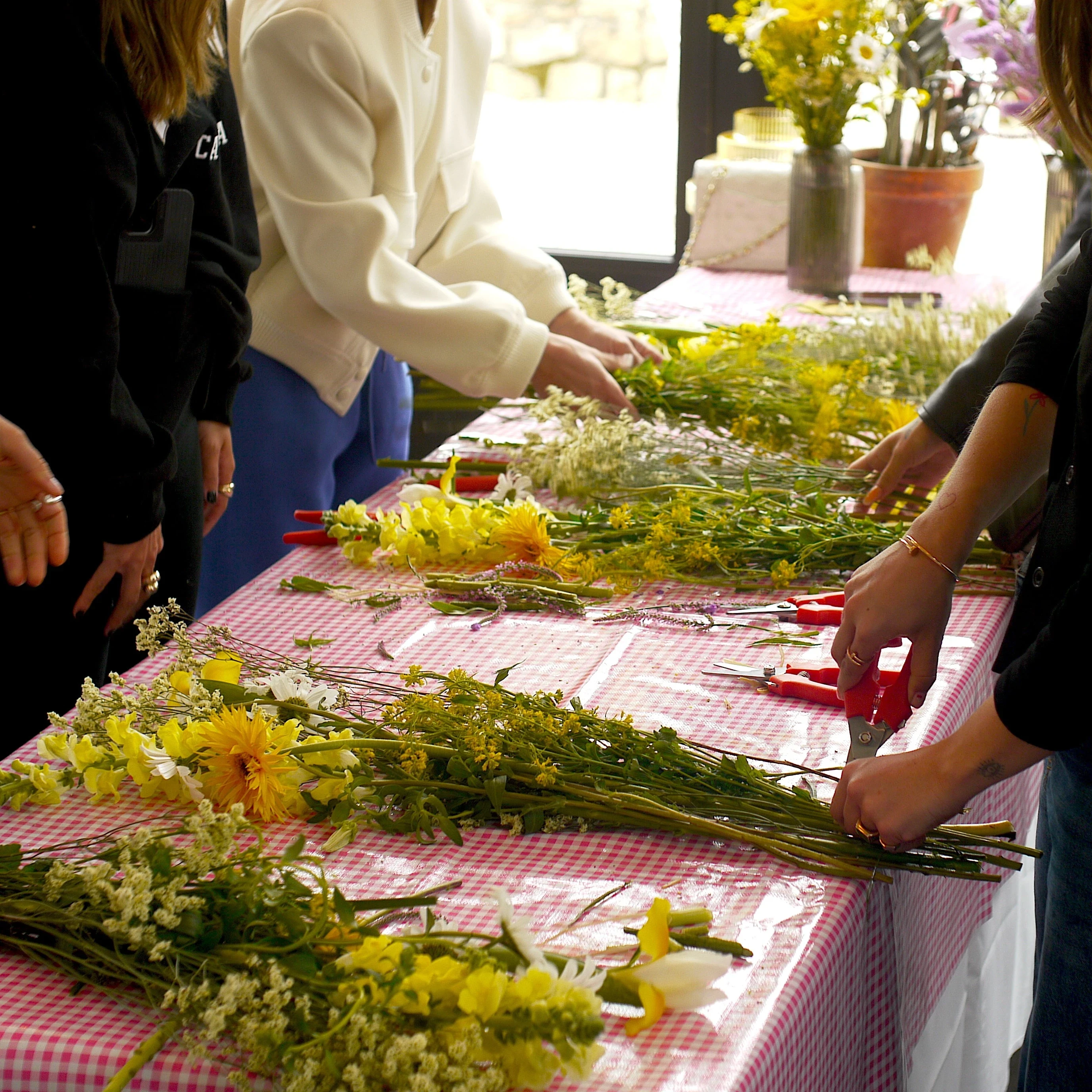 Atelier teambuilding séminaire fleurs fraiches fleurs jaunes bouquet monochrome