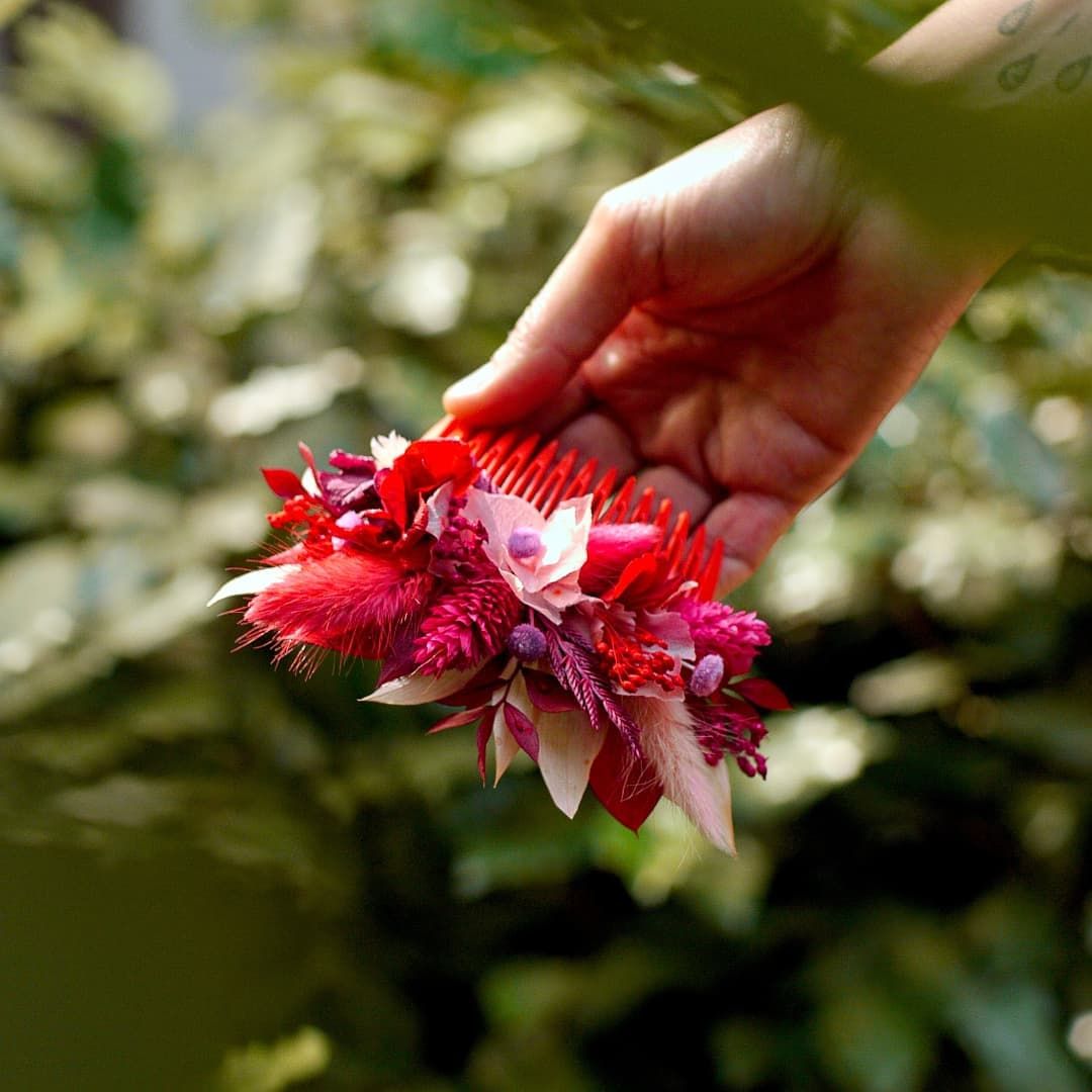Peigne vintage rouge en fleurs séchées