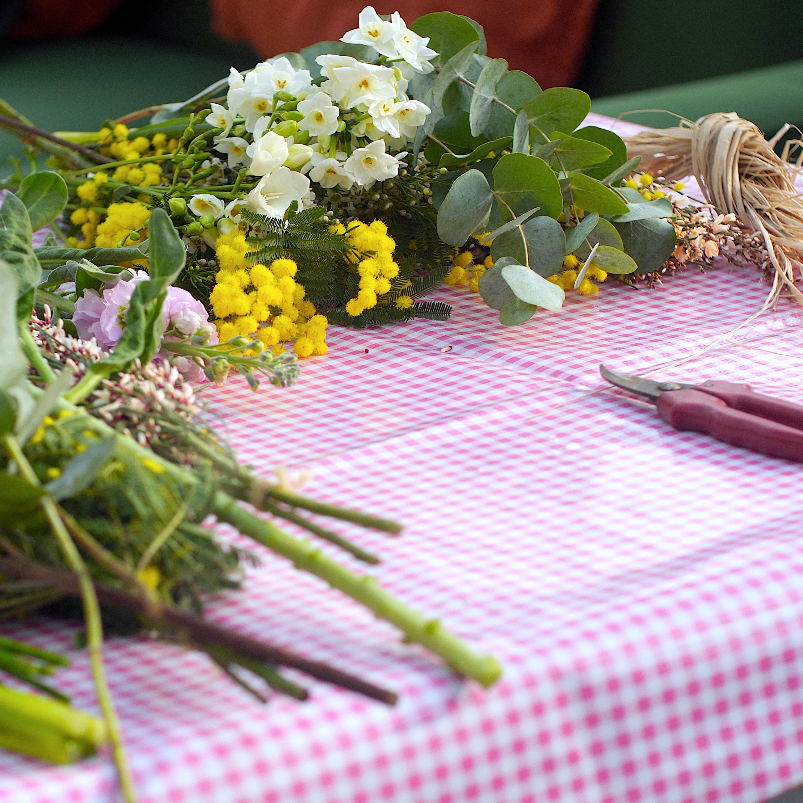 Ateliers team building séminaires fleurs odorantes mimosa eucalyptus giroflée narcisse genet sécateur