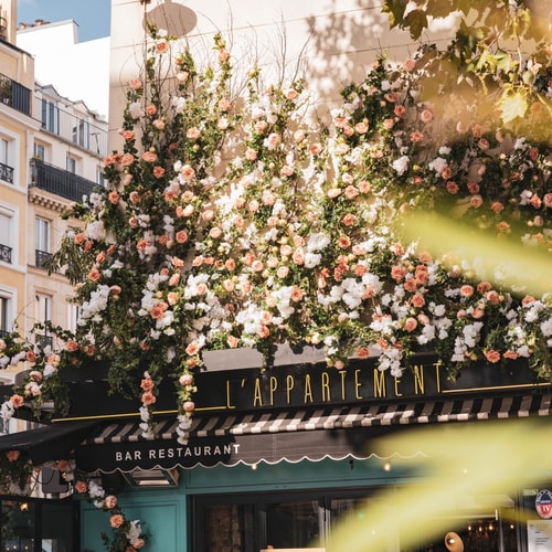 Création de décor floral façade fleurie fleurs artificielles
